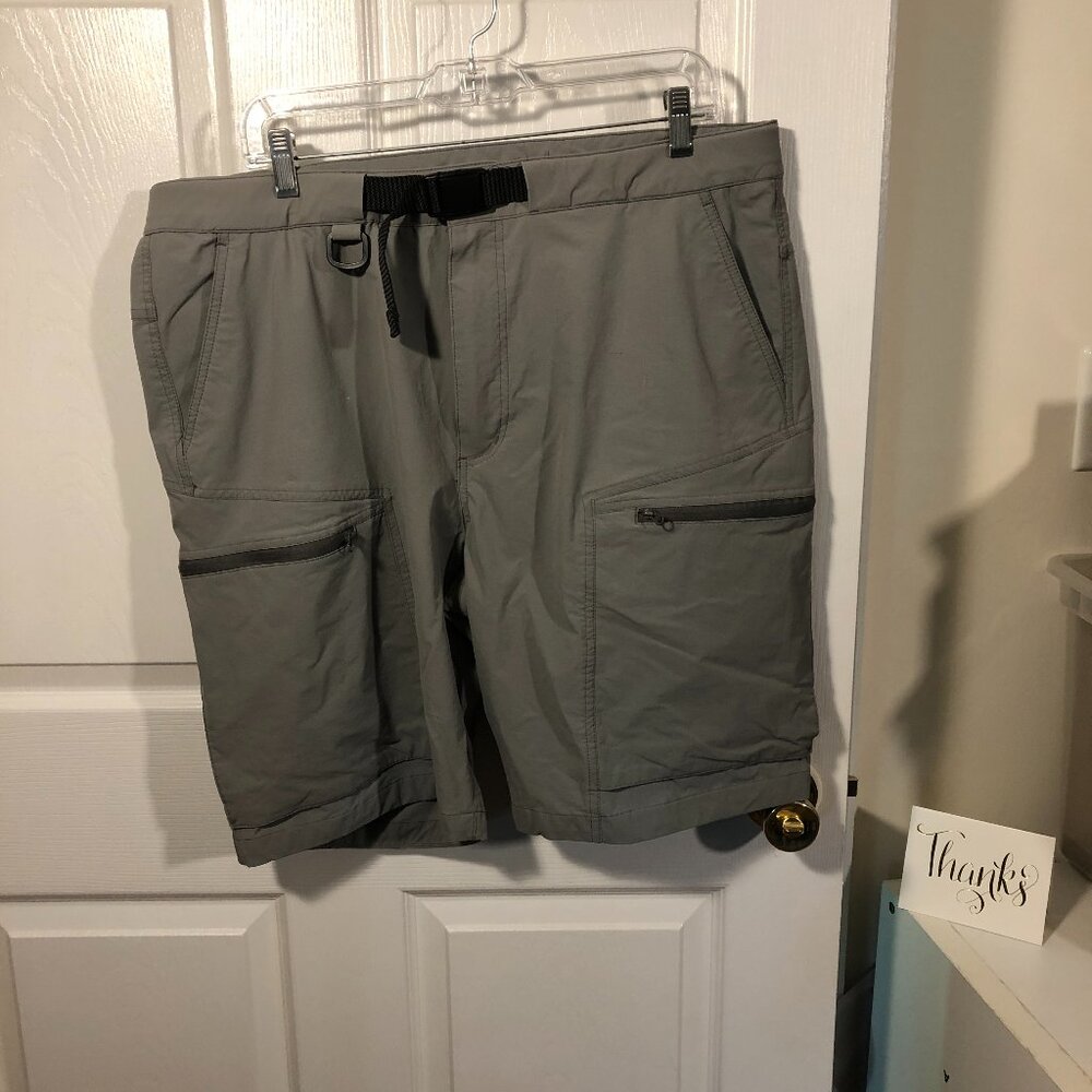 Free Soldier men  gray cargo shorts size 38,